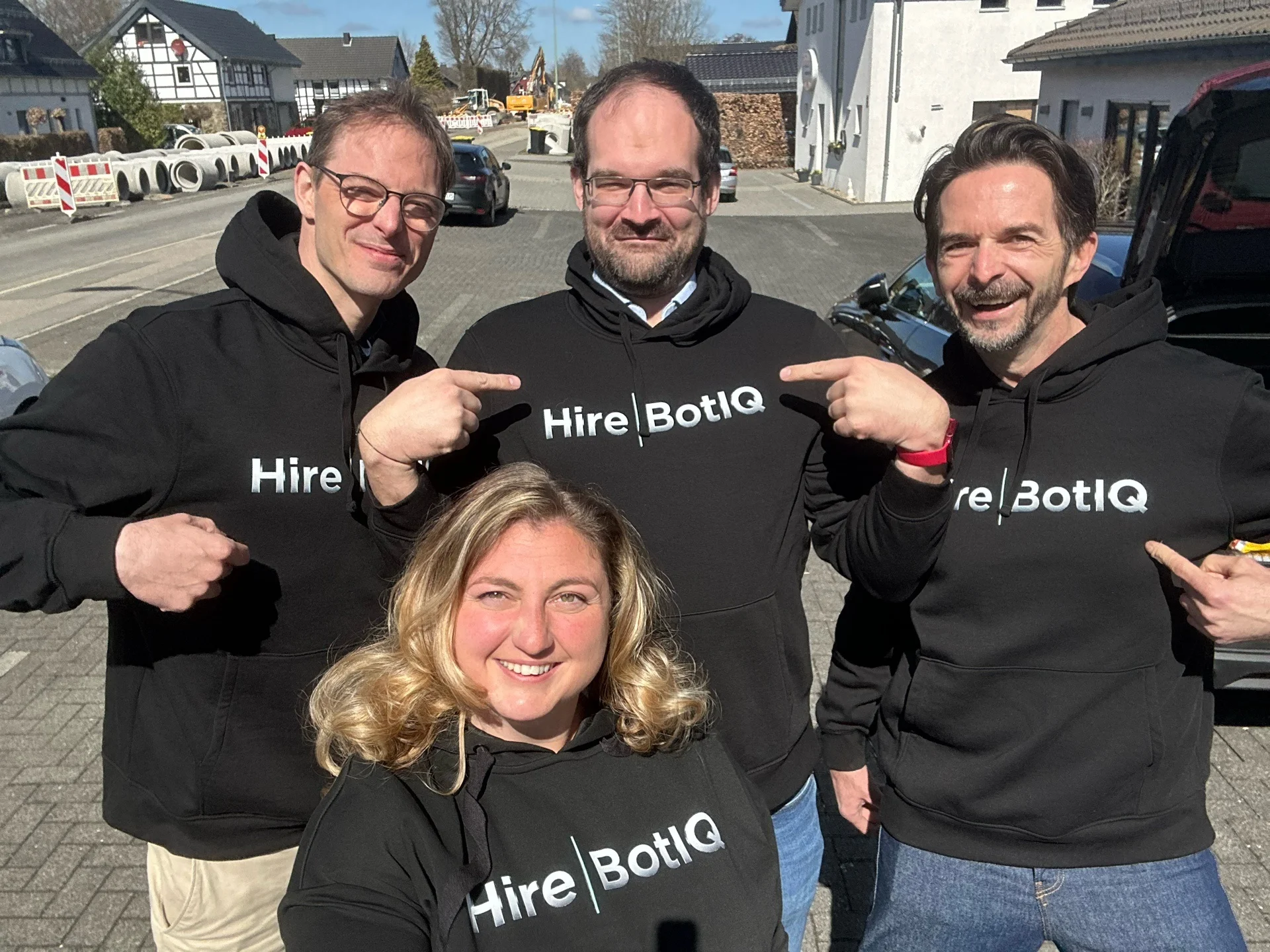 Das HireBotIQ Team beim Gründungstermin beim Notar, in HireBotIQ-Hoodies
